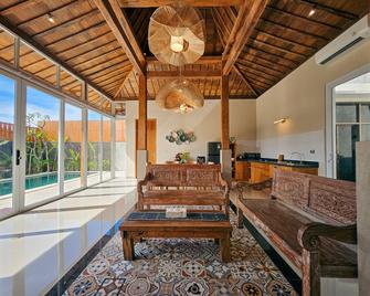 Svarna Suites Seminyak - Kuta - Sala de estar