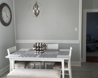 Cozy Two Bedroom Bungalow- brIn walking distance to a great time - Kannapolis - Dining room