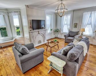 Historic Quay House near Hersheypark, Gettysburg, & Carlisle. - Dillsburg - Living room