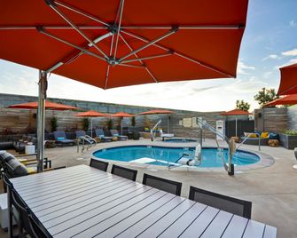 Hampton Inn & Suites Los Angeles Burbank Airport - Burbank - Piscina