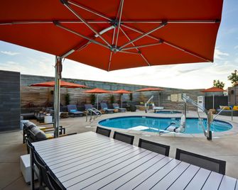 Hampton Inn & Suites Los Angeles Burbank Airport - Burbank - Piscine