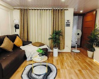 Charming 2-bedroom with AC, 2 Toilet & Bath and WiFi in peaceful Naga - Naga - Sala de estar