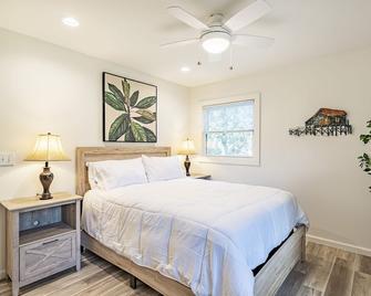Newly renovated waterfront home on the OBX. Just minutes away from the beach. - Wanchese - Bedroom
