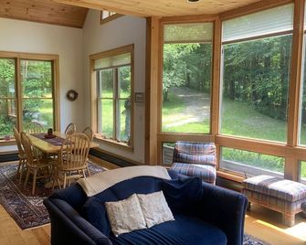 Beautiful craftsman-built home with natural wood and large windows in every room - Brownsville - Sala de estar