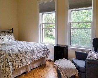 Orlando's Hideaway a quiet & comfortable 1887 home adjacent to heritage district - Stratford - Bedroom