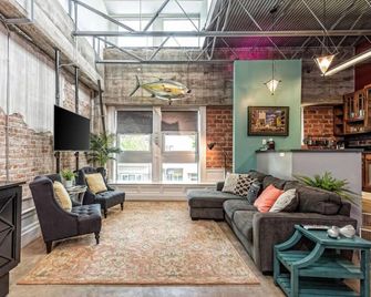 Green Door Lofts-Tuna Loft, Silos/Downtown - Waco - Living room
