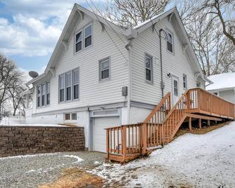 Charming 4-bedroom House, Full Amenities, Entertainment, Pet & Family Friendly - Glenwood - Edificio