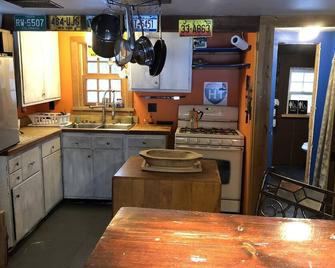Nature Retreat, Pet Friendly Cozy Cabin On 80 Acres With Fields & Forrest Trails - Fort Edward - Cocina