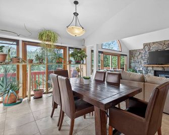Luxurious Mountain Escape on 14 acres with Hot Tub - Pine - Comedor