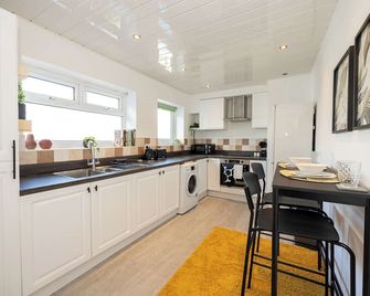 Spacious Apartment Near Mcr Airport - Rostherne