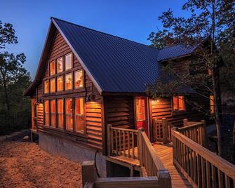Beautiful and secluded cabin! 10 minutes away from Wolf Pen Gap - Mena