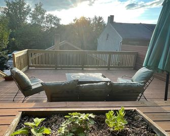 Lambertville-in town-Elevated Deck-Stroll by Delaware River just blocks away - Lambertville - Balcony