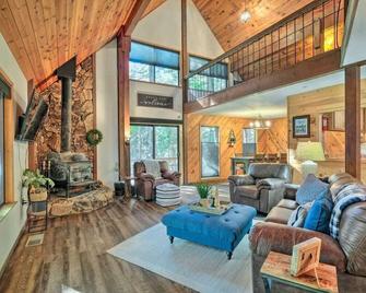 New Cozy Pines Cabin With Wood Stove And Balcony - Arnold - Living room