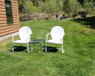 Serene Country Cabins 3 in Hyde Park, VT - Hyde Park - Patio