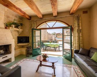 Magnificent 5-bedroom House of Character with large pool and sunny deck area - Kerċem - Sala de estar