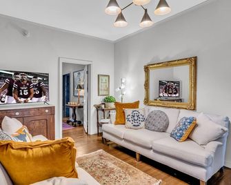 Angel's Landing, 5BR, Family and Pet-Friendly! - Starkville - Living room