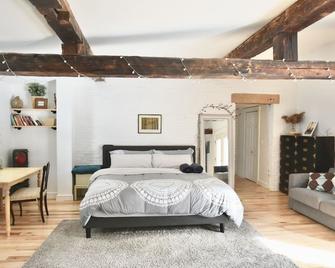 Brand New Spacious Beautifully Designed 1 BR 2minutes to Downtown Brunswick - Topsham - Habitación