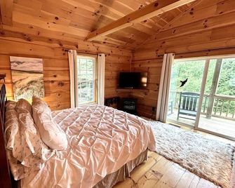 River Walk Cabins: Flower Cabin - Meadows of Dan