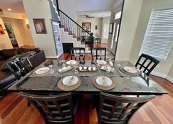 Very Big House 15 Mins To DC, 25 Dulles Airport 10 Bedrooms/6 Baths - Falls Church - Comedor