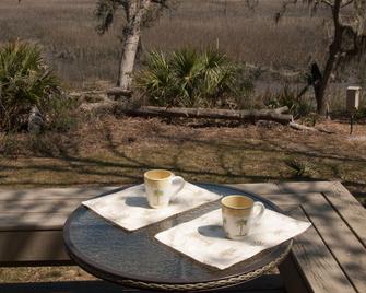 Marsh-front Cottage where the Broad River begins - with a magnificent view! - Ridgeland - Patio