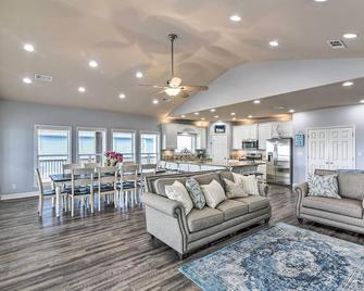 Steps to Shore Crystal Beach Retreat with Deck! - Crystal Beach - Huiskamer