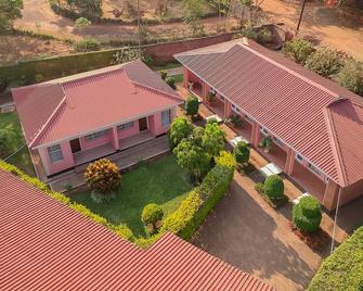 T&D Guest House Economy Hotel - Zomba - Building