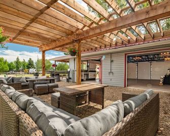 Bohemian Escape Cabin - Stettler - Patio