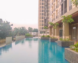 Good Place and Spacious Studio Transpark Cibubur Apartment By Travelio - Depok - Svømmebasseng