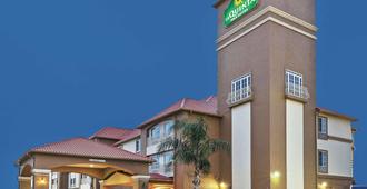 La Quinta Inn & Suites by Wyndham Houston Hobby Airport - Houston - Gebouw