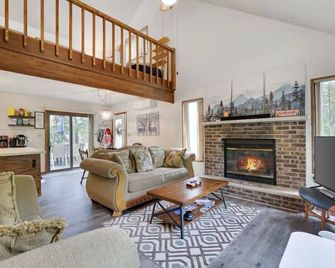 Weekend at Bernie's II! Pet-friendly!! jacuzzi tub!! - Long Pond - Sala de estar