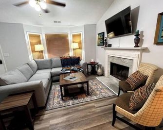 Thecornerwhitehouse - Acworth - Living room