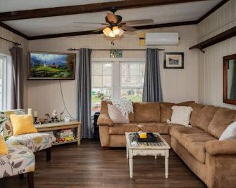 Lake front cabin peaceful , hot tub, and fire pit - Martinsville - Huiskamer