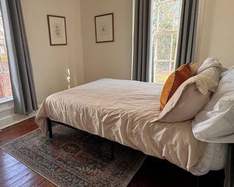 The Yellow Bungalow Selma- Historic Downtown - Selma - Camera da letto