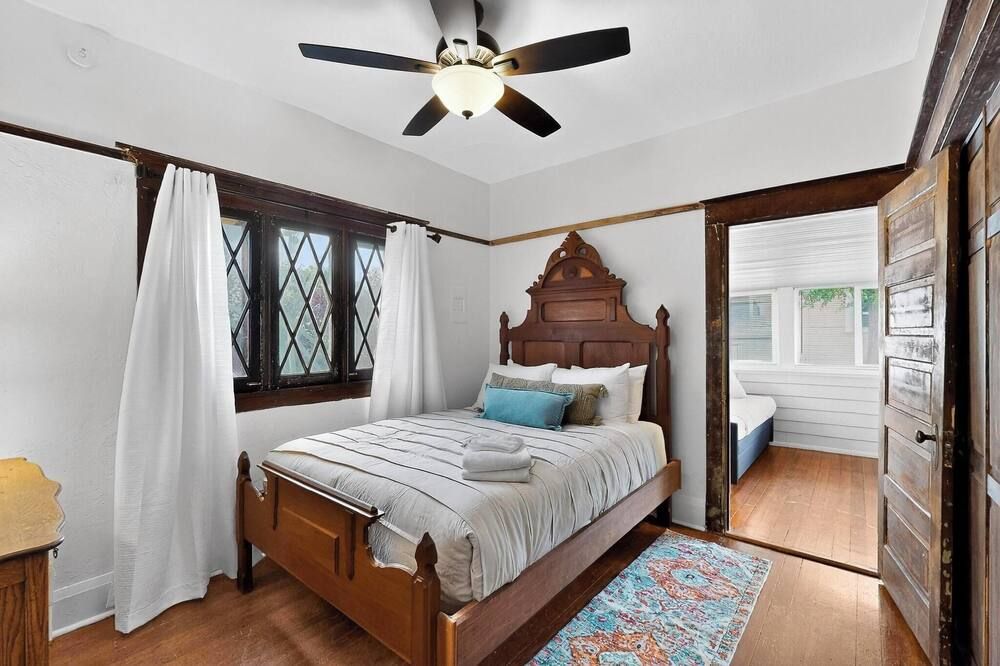 Lovely Historic 2bd/1ba home across from park, AC - Alburquerque - Habitación