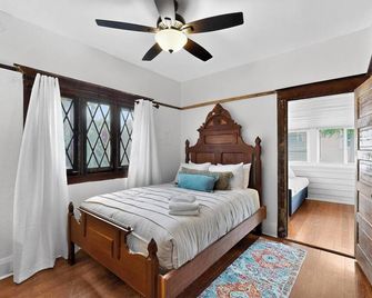Lovely Historic 2bd/1ba home across from park, AC - 阿布奎基 - 臥室