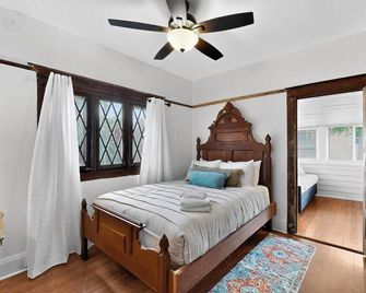 Lovely Historic 2bd/1ba home across from park, AC - Alburquerque - Habitación