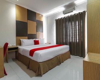 RedDoorz Plus near Pantai Losari - Makassar - Bedroom