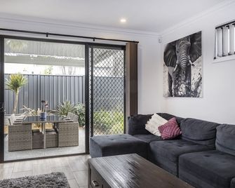 Luxury home in Christies Beach with King Bed, NBN, Netflix, 3Bed 2Bath - 크리스티스 비치 - 거실