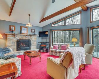 6 Mi to Jack Frost Ski Resort Family Home with Deck - Blakeslee - Living room
