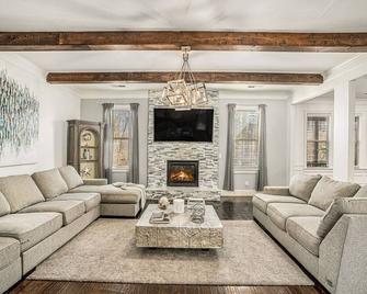 Modern Spacious 5-bedroom house in welcoming gated community in Hampton - Hampton - Sala de estar