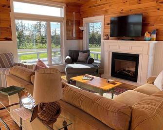 Island Breeze Cottage - Lic#2101332 - Borden-Carleton - Living room
