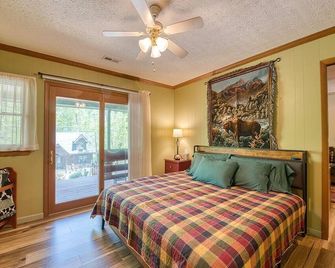 Fast Wifi, covered porch, and fenced-in yard. Quiet neighborhood. Pet friendly! - Maggie Valley - Bedroom