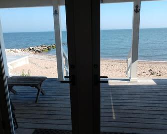 Beachfront Year-round Property - Newly Renovated - 東港 - 陽台