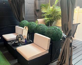 1 Large Studio Apartment Newly Renovated With Backyard - Brooklyn