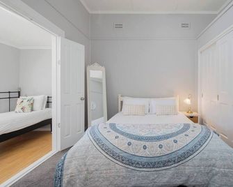 Charlestown Cottage Relaxed Stay in Lake Macquarie - Charlestown - Slaapkamer