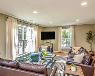 Your Perfect Blend of Views, Hot Tub, and Fun! home - Conway - Wohnzimmer