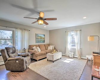 Stylish Pine Plains Home Near Parks and Hiking! - Pine Plains - Living room