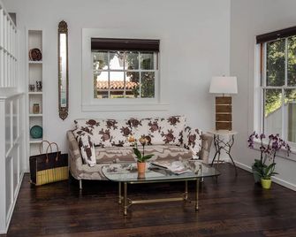 Downtown! Oaktree Cottage - Private Retreat In Santa Barbara - Santa Barbara - Living room