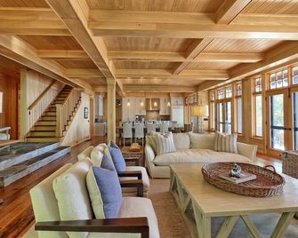 Windermere! South! Private! Wallsend is Muskoka Classic Luxury! - Port Carling - Living room