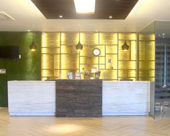 Hotel 88 Embong Kenongo - Kayun By Wh - סוראבאיה - דלפק קבלה